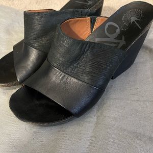 Woman’s 7 Black OTBT sandals slides